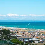 Spacious Seaside Flat For Large Families 比比翁